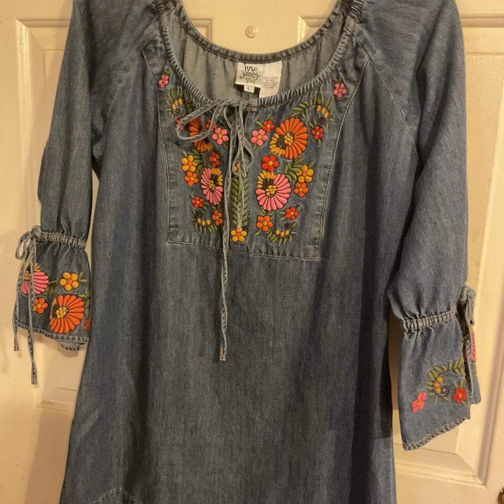 IVU JANE DENIM L. MINI DRESS w/LARGE EMBROIDERED DAISIES 42C30L